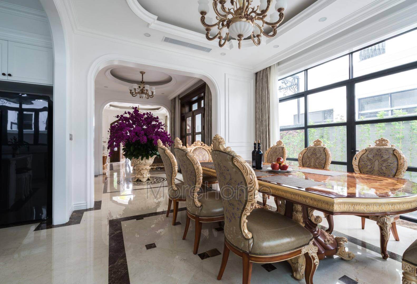 Khu vực bàn ghế ăn được đặt tại vị trí trung tâm đón trực tiếp ánh sáng tự nhiên, giúp tiết kiệm nhiên liệu chiếu sáng Mẫu nội thất biệt thự đẹp